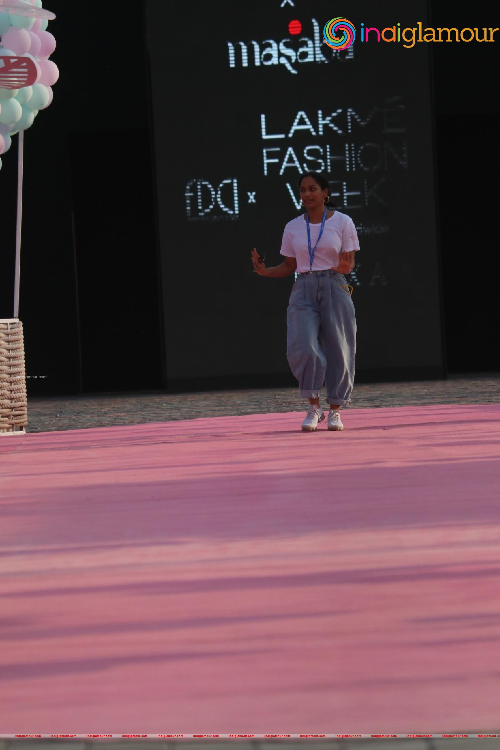 Anusha Dandekar Shibani Dandekar As A Guest At Lakme Fashion Show Day 1 Part2 Event hd photo