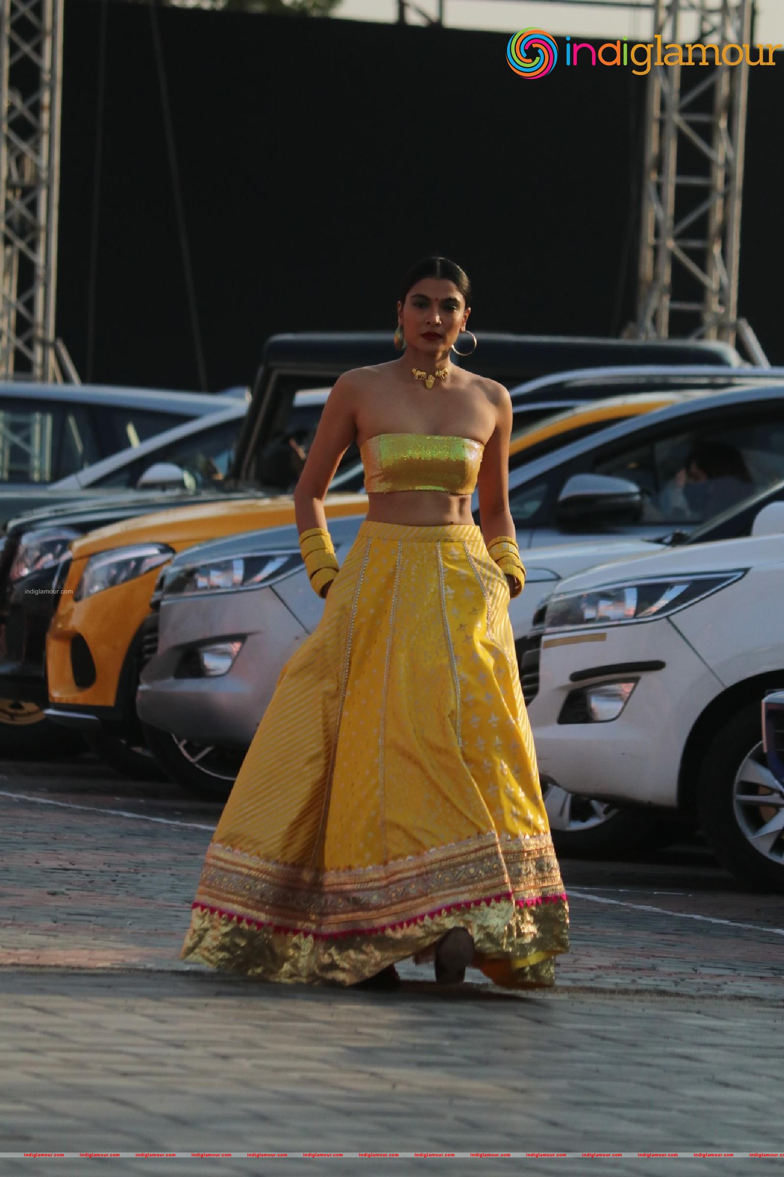 Anusha Dandekar Shibani Dandekar As A Guest At Lakme Fashion Show Day 1 Part2 Event hd photo