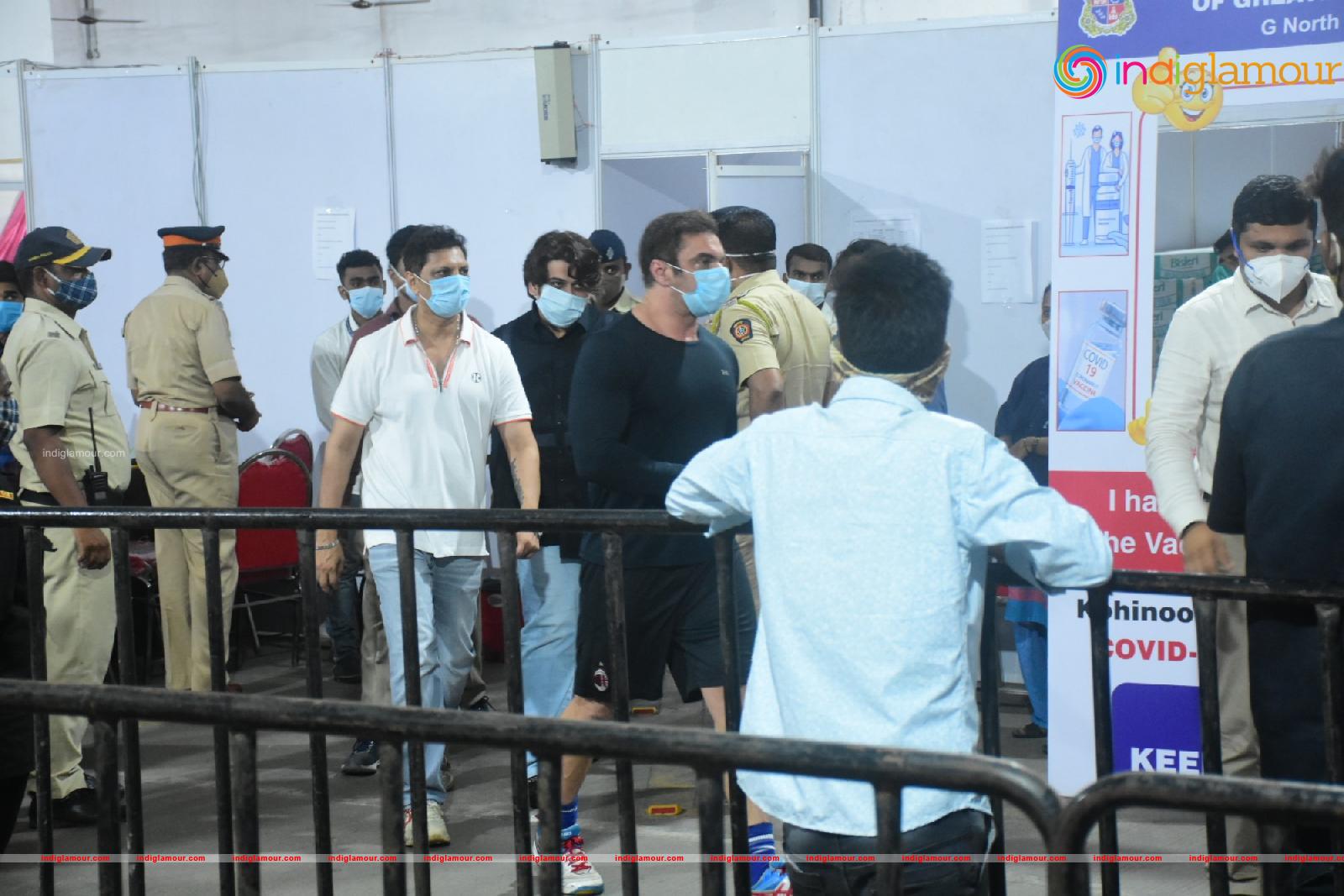 Salman Khan and Sohail Khan Took 2nd Dose Of Covid 19 Vaccine In Dadar Event hd photo