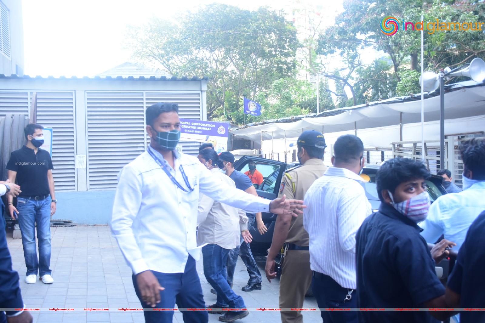 Salman Khan and Sohail Khan Took 2nd Dose Of Covid 19 Vaccine In Dadar Event hd photo