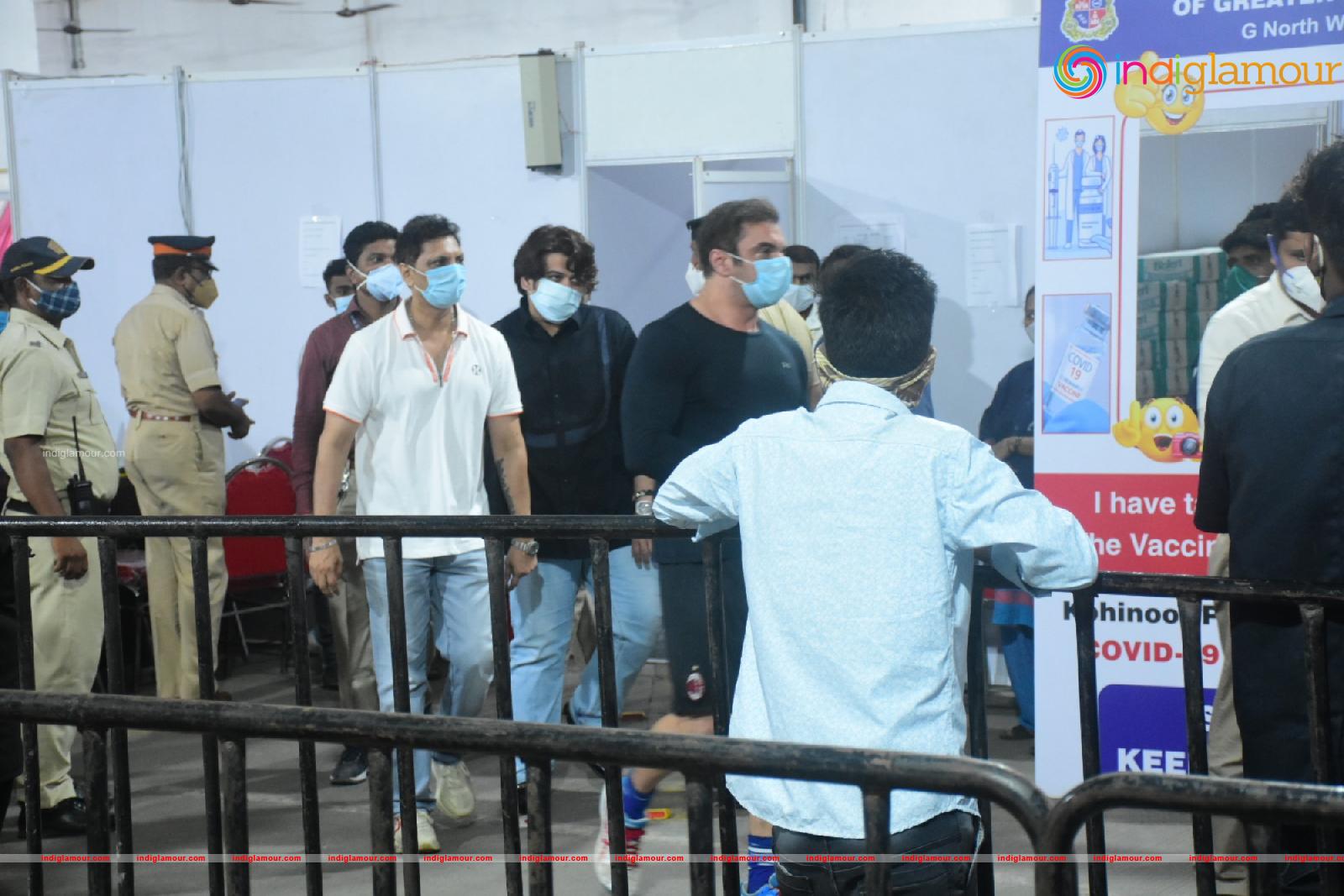 Salman Khan and Sohail Khan Took 2nd Dose Of Covid 19 Vaccine In Dadar Event hd photo