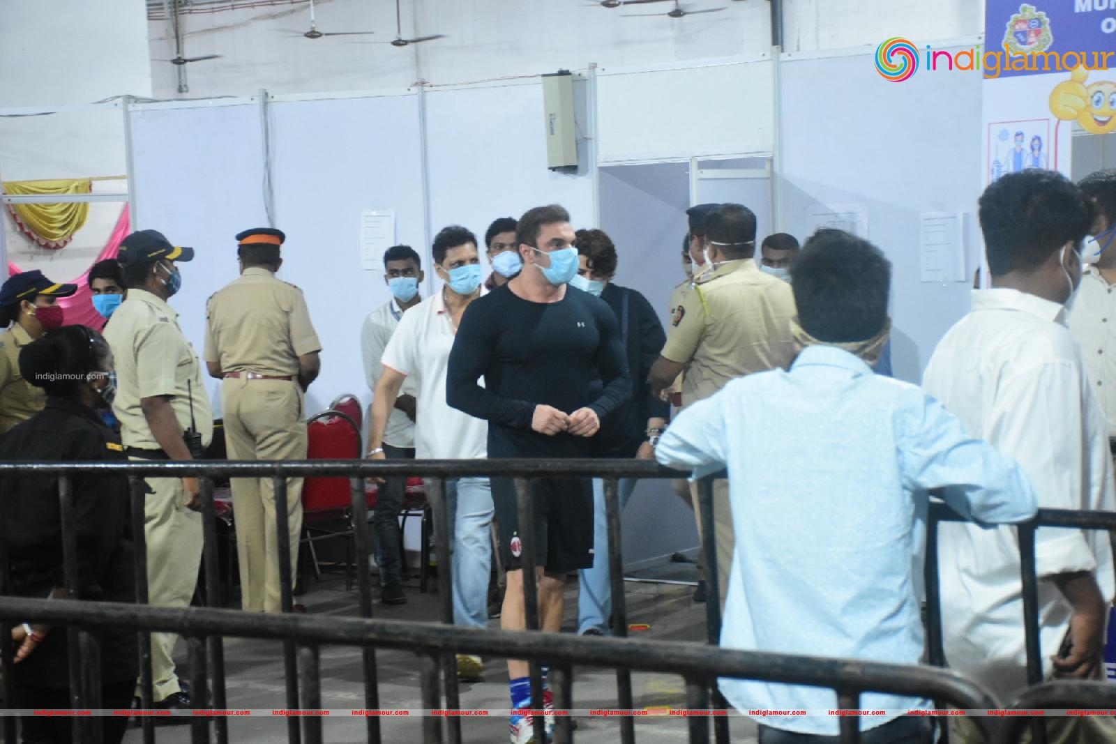 Salman Khan and Sohail Khan Took 2nd Dose Of Covid 19 Vaccine In Dadar Event hd photo