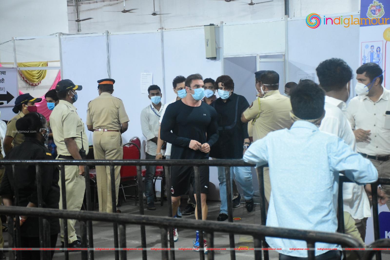 Salman Khan and Sohail Khan Took 2nd Dose Of Covid 19 Vaccine In Dadar Event hd photo