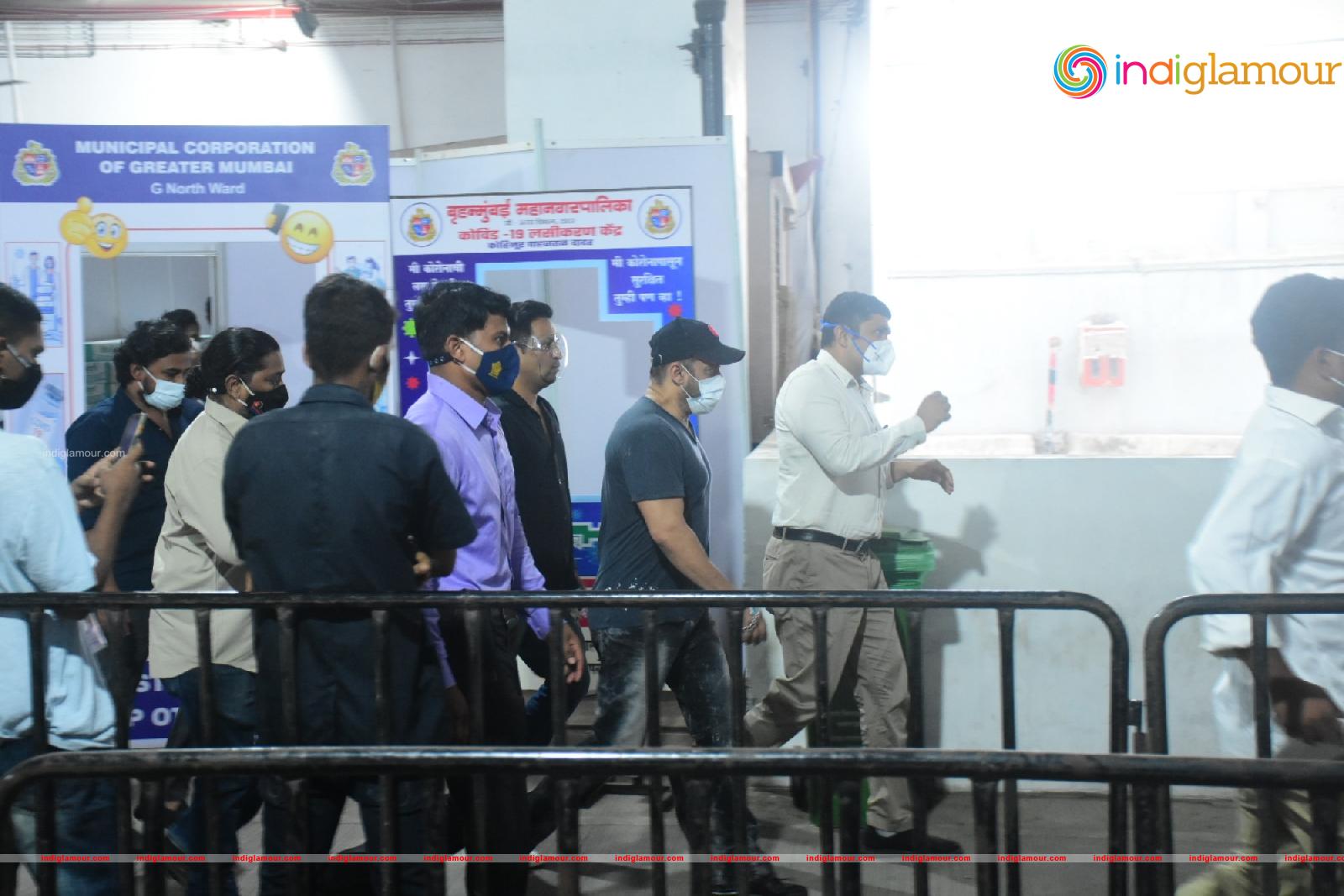 Salman Khan and Sohail Khan Took 2nd Dose Of Covid 19 Vaccine In Dadar Event hd photo