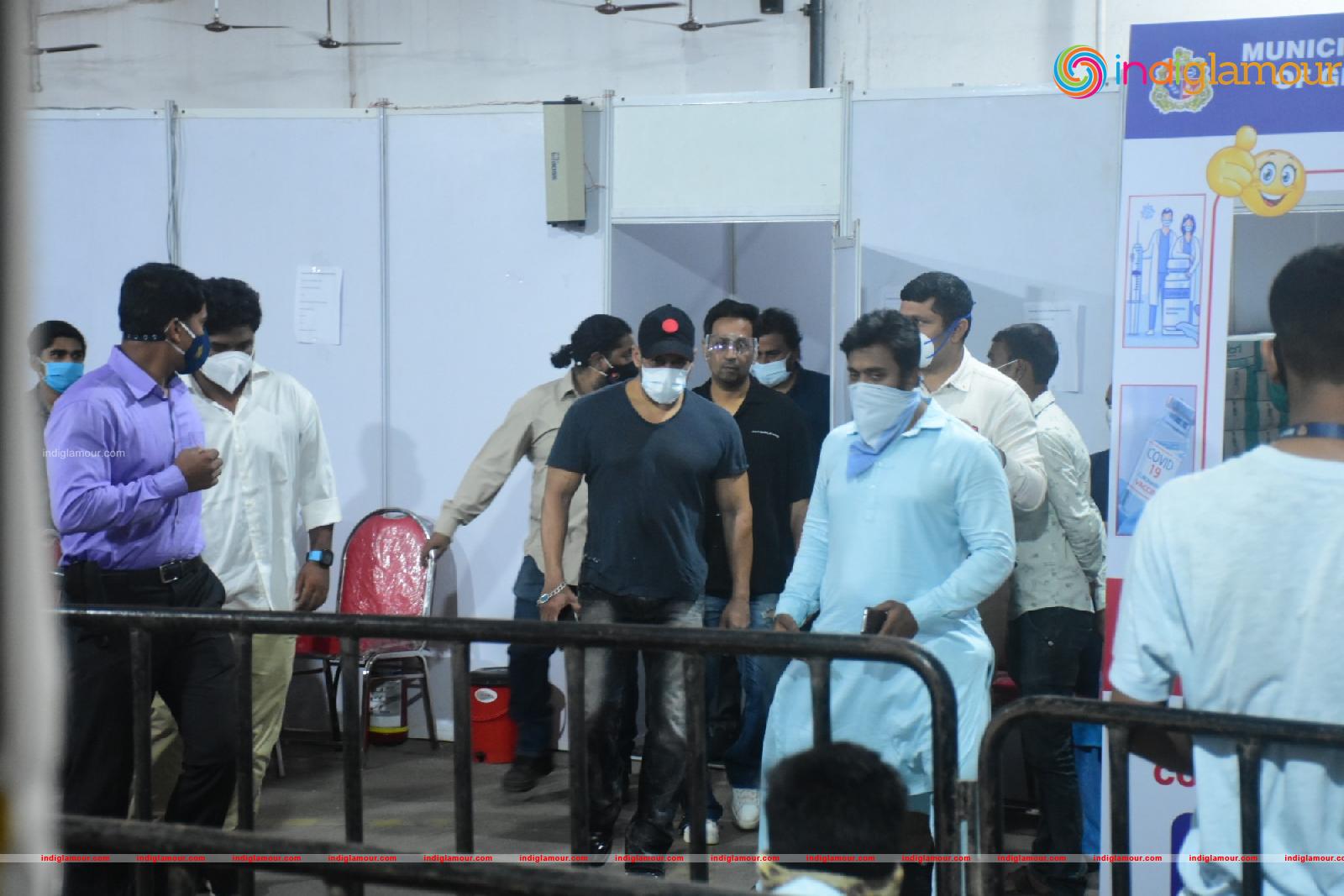 Salman Khan and Sohail Khan Took 2nd Dose Of Covid 19 Vaccine In Dadar Event hd photo