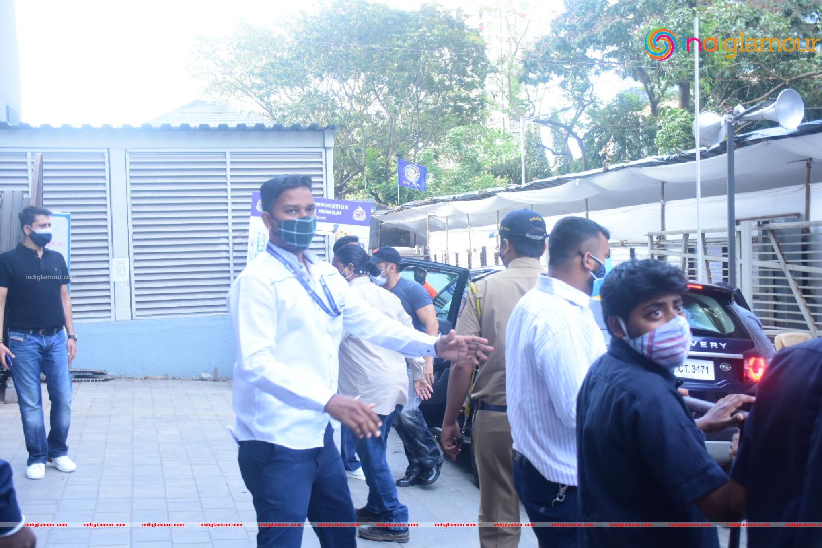 Salman Khan and Sohail Khan Took 2nd Dose Of Covid 19 Vaccine In Dadar Event hd photo