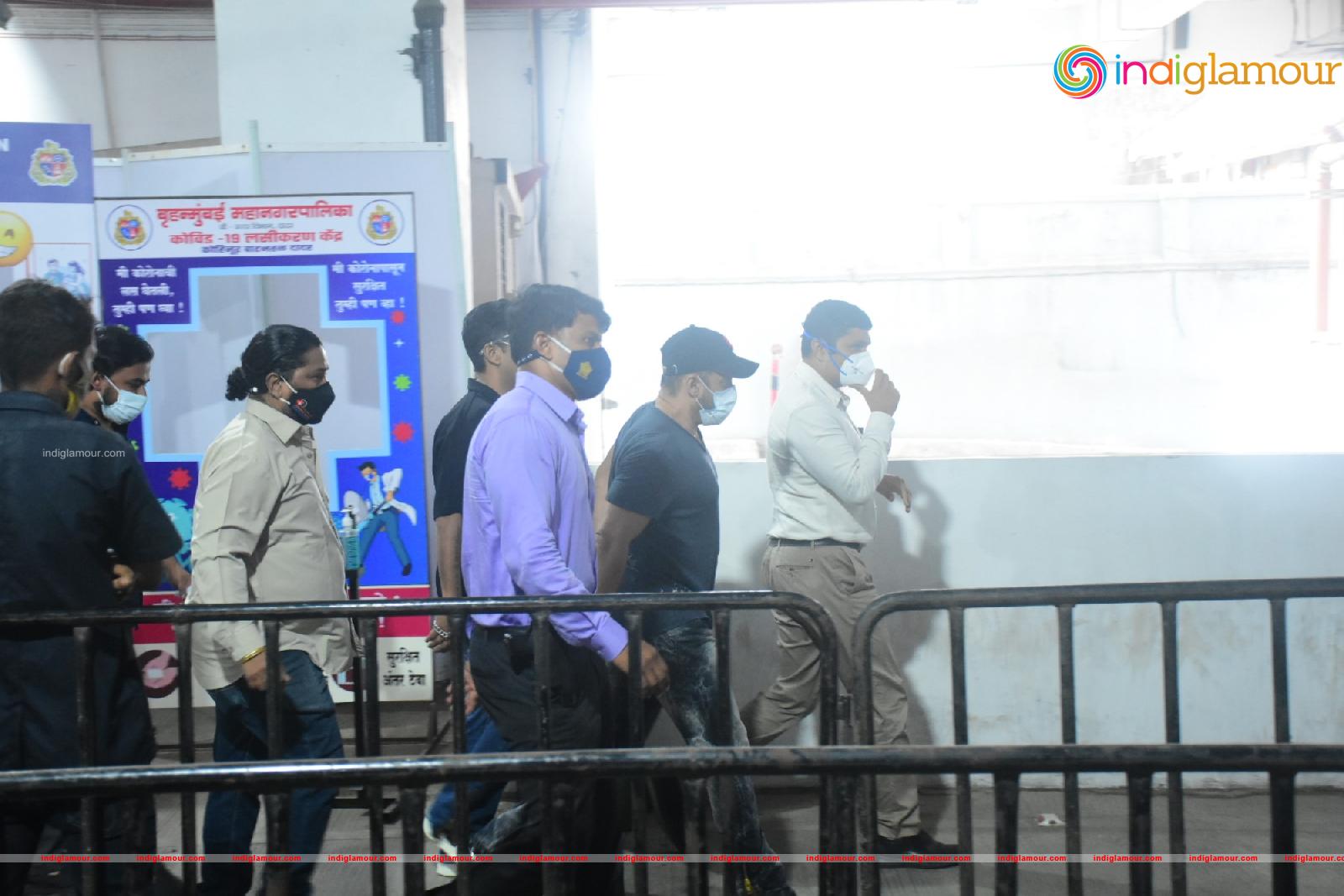 Salman Khan and Sohail Khan Took 2nd Dose Of Covid 19 Vaccine In Dadar Event hd photo