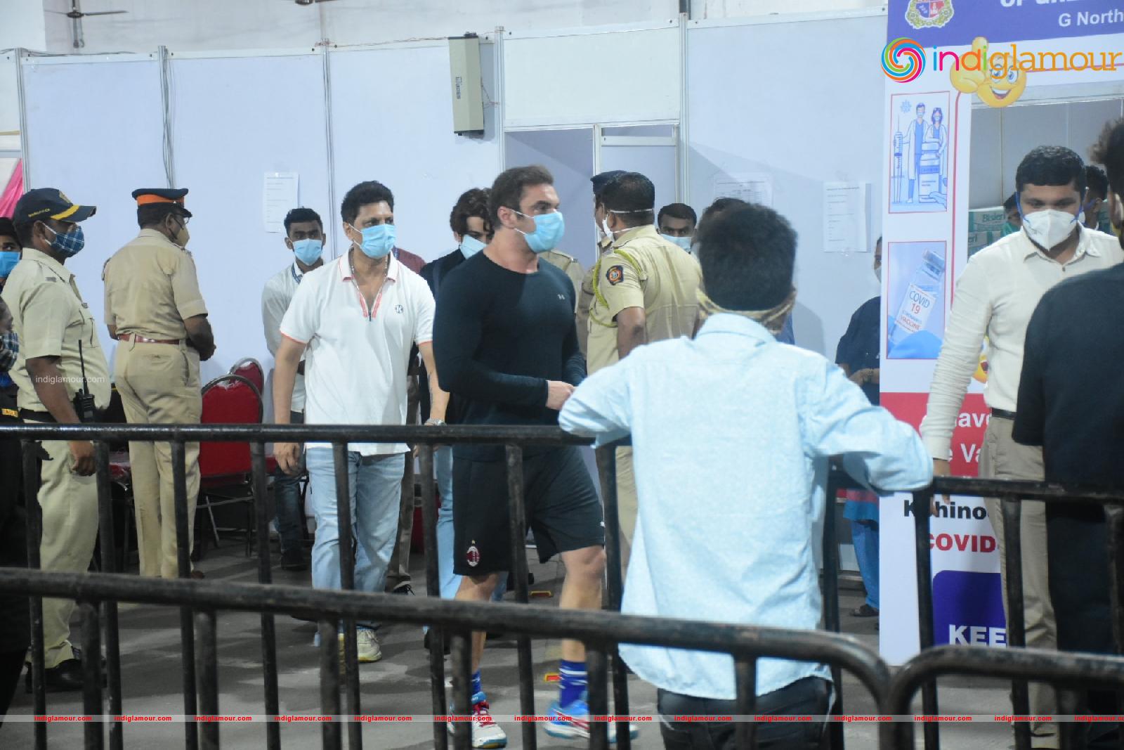 Salman Khan and Sohail Khan Took 2nd Dose Of Covid 19 Vaccine In Dadar Event hd photo