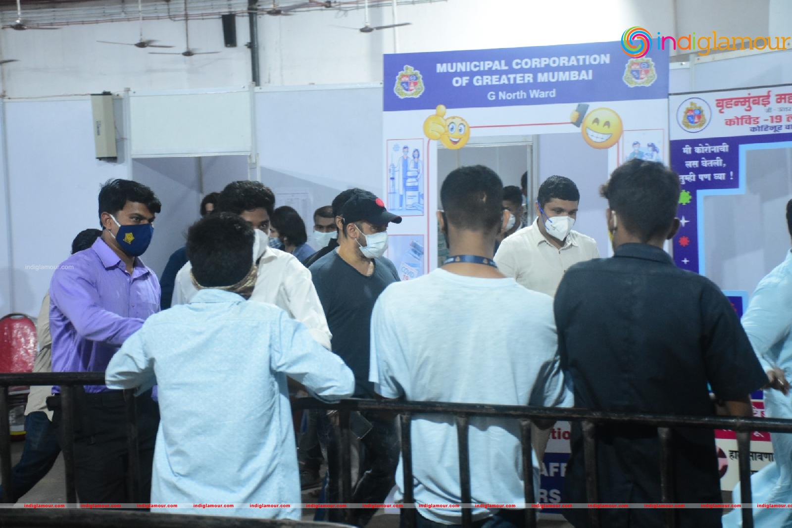 Salman Khan and Sohail Khan Took 2nd Dose Of Covid 19 Vaccine In Dadar Event hd photo