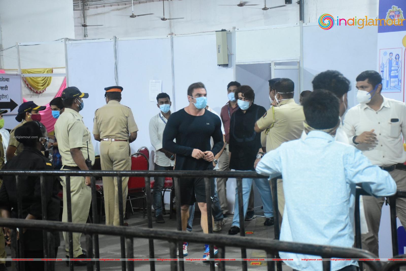 Salman Khan and Sohail Khan Took 2nd Dose Of Covid 19 Vaccine In Dadar Event hd photo
