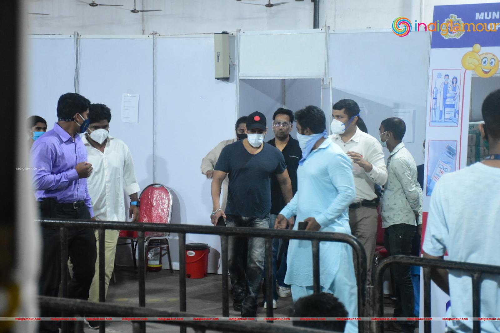 Salman Khan and Sohail Khan Took 2nd Dose Of Covid 19 Vaccine In Dadar Event hd photo