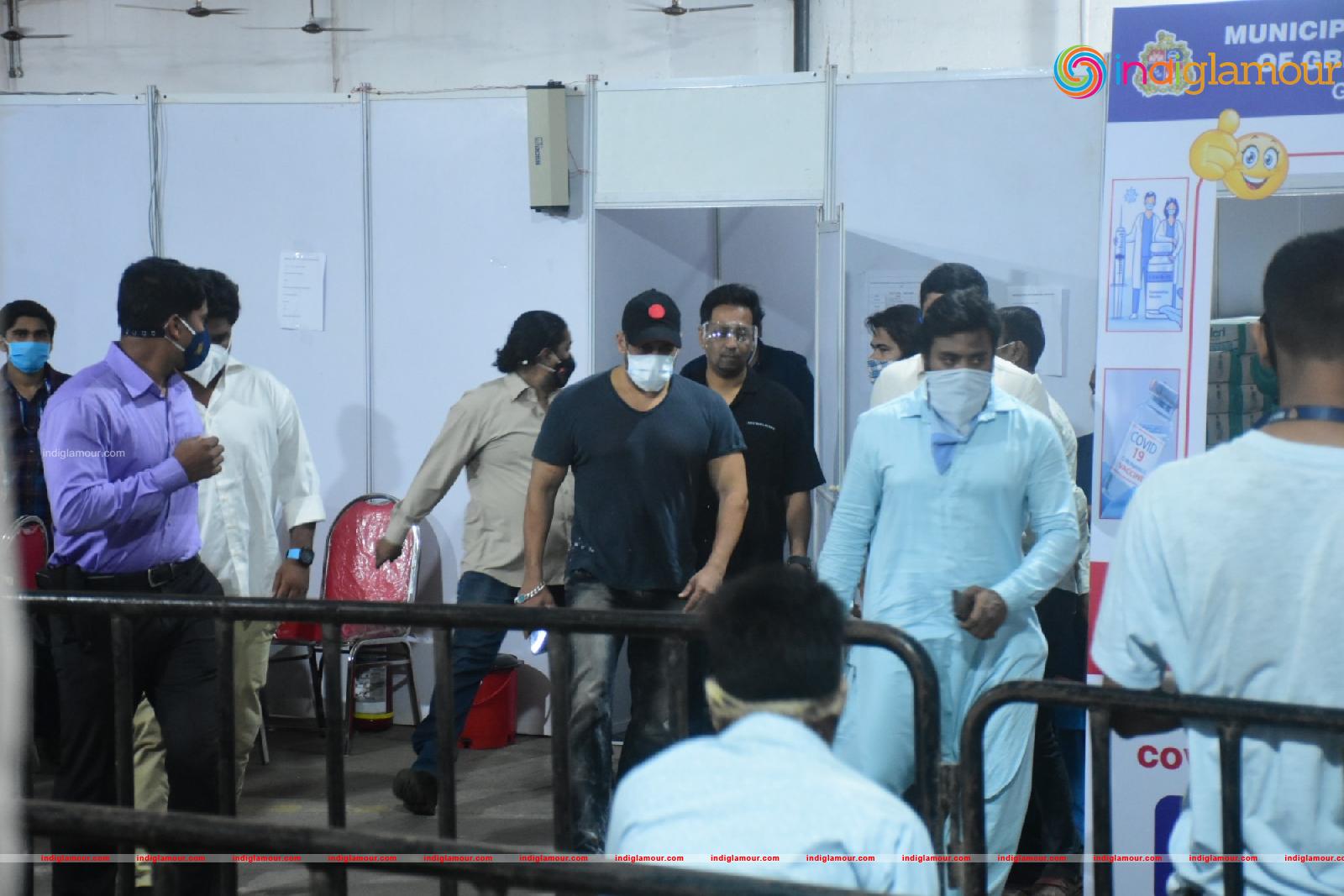 Salman Khan and Sohail Khan Took 2nd Dose Of Covid 19 Vaccine In Dadar Event hd photo