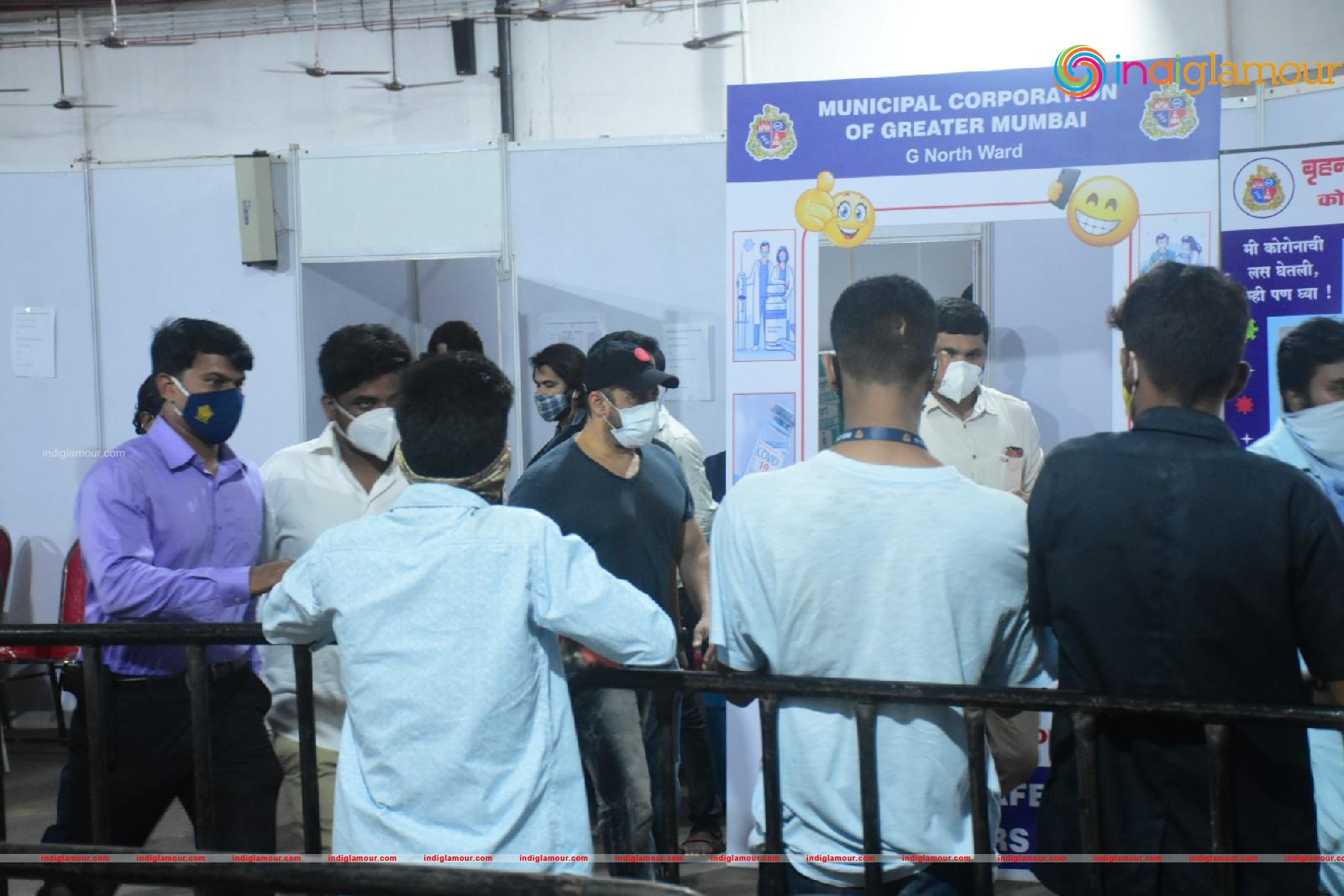 Salman Khan and Sohail Khan Took 2nd Dose Of Covid 19 Vaccine In Dadar Event hd photo