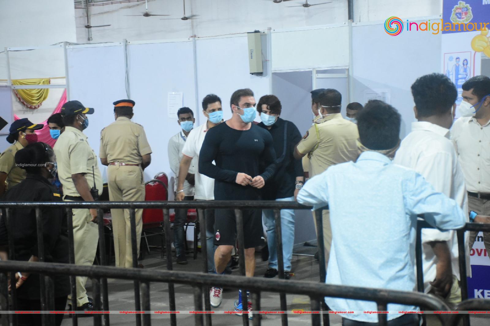 Salman Khan and Sohail Khan Took 2nd Dose Of Covid 19 Vaccine In Dadar Event hd photo