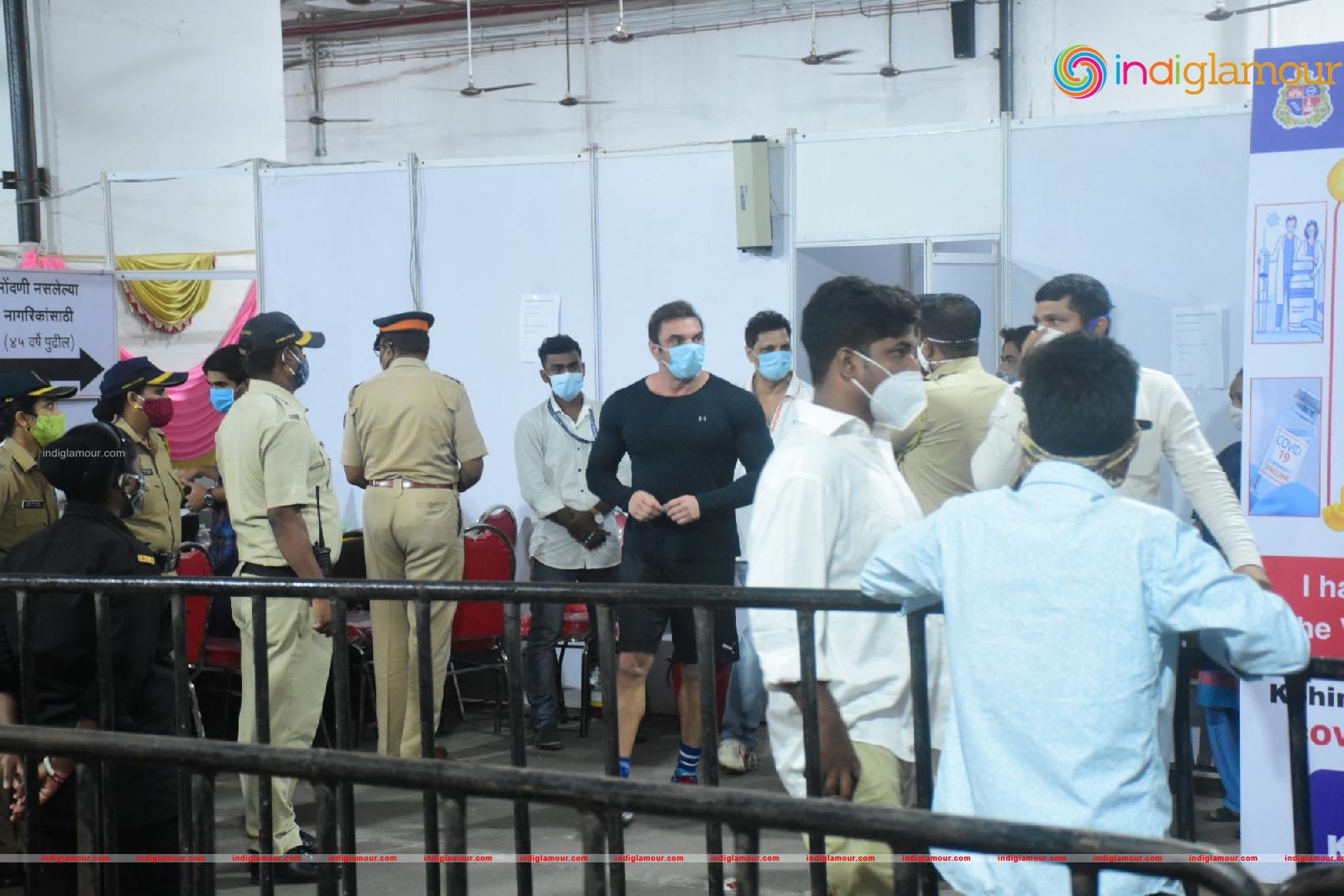 Salman Khan and Sohail Khan Took 2nd Dose Of Covid 19 Vaccine In Dadar Event hd photo