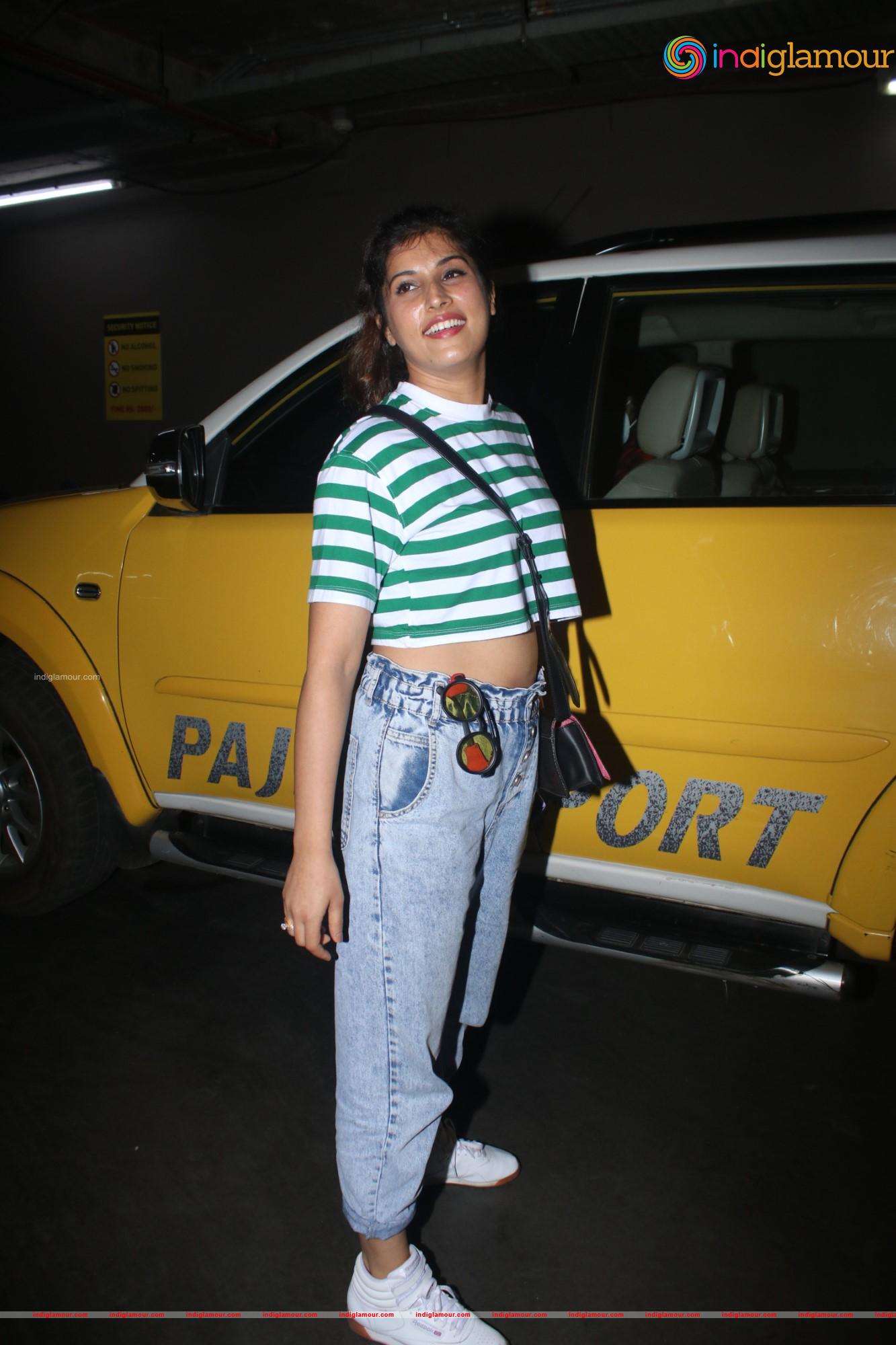 Divinaa Thackur Actress hd photo