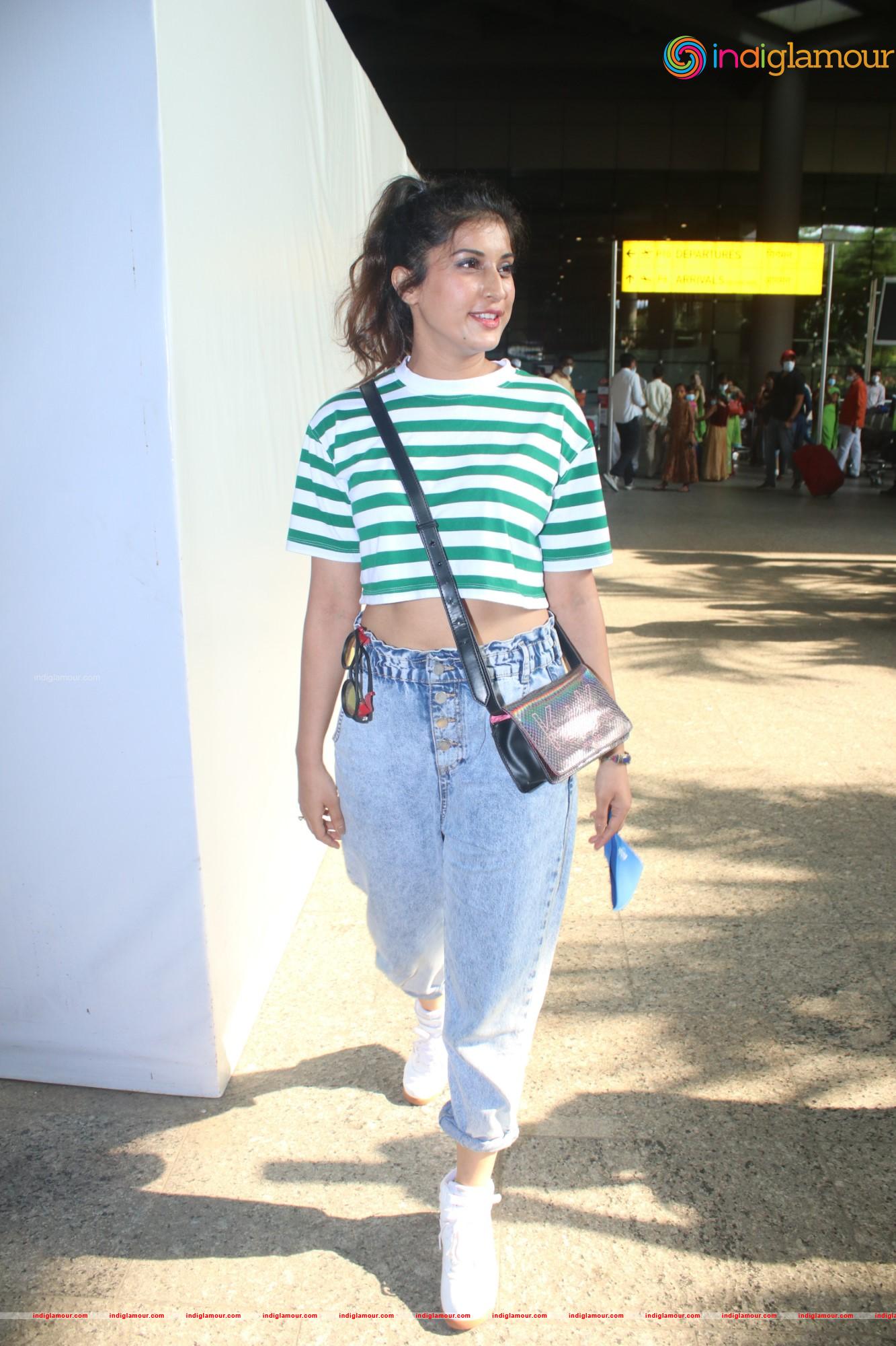 Divinaa Thackur Actress hd photo