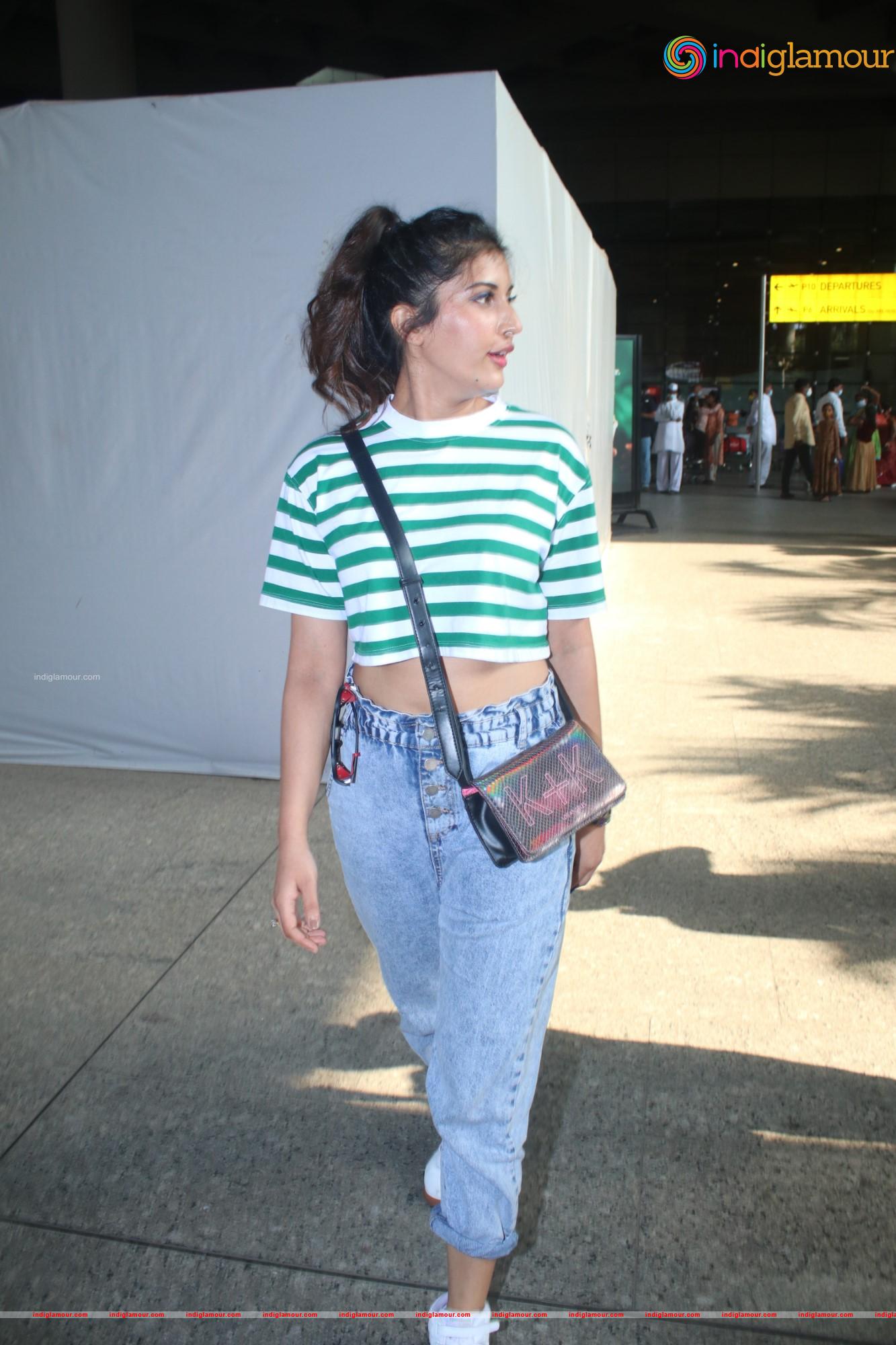 Divinaa Thackur Actress hd photo