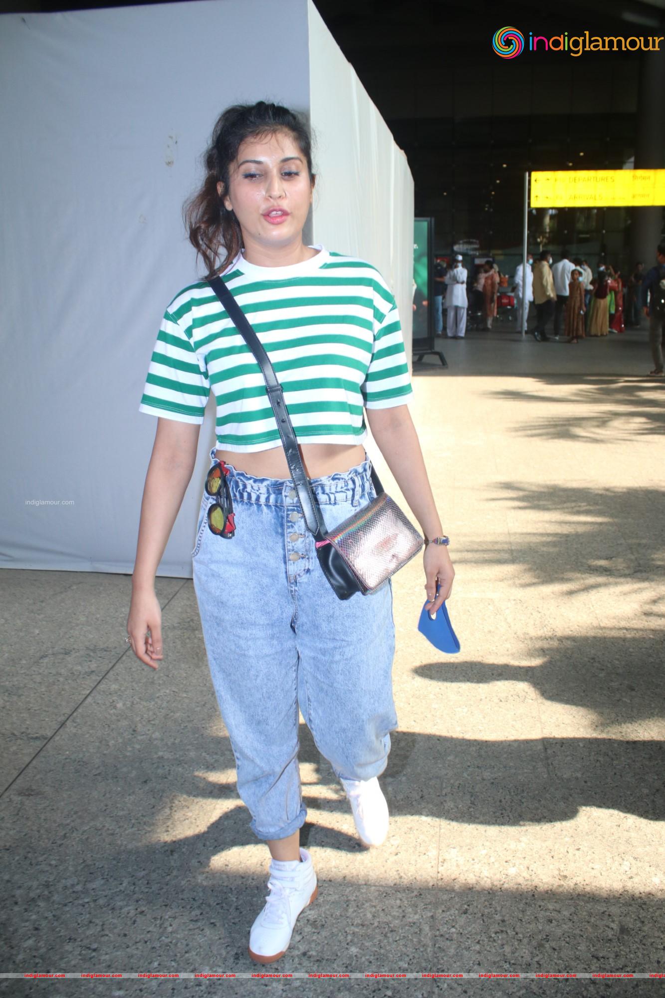 Divinaa Thackur Actress hd photo