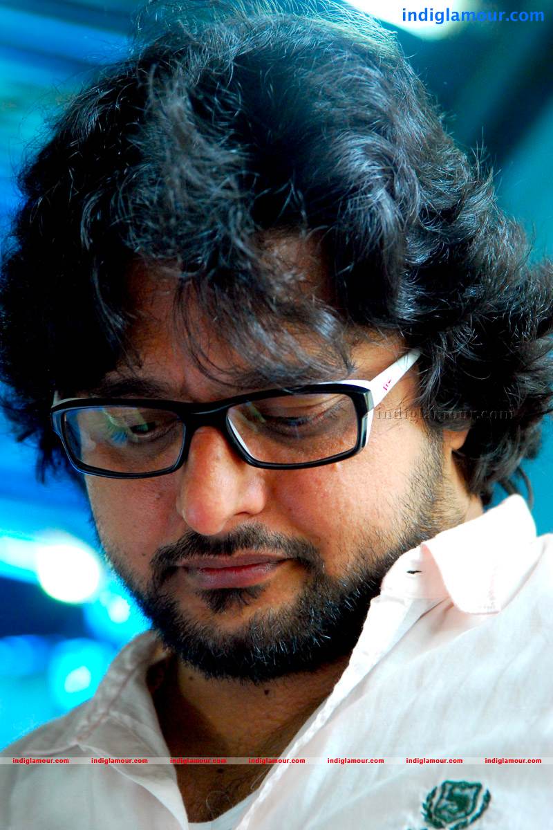 Madhu Warrier Actor hd photo