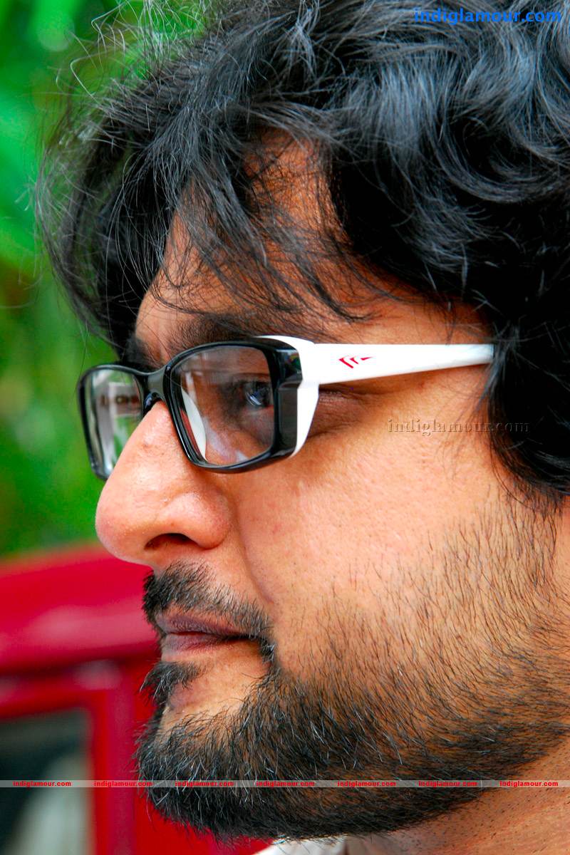 Madhu Warrier Actor hd photo