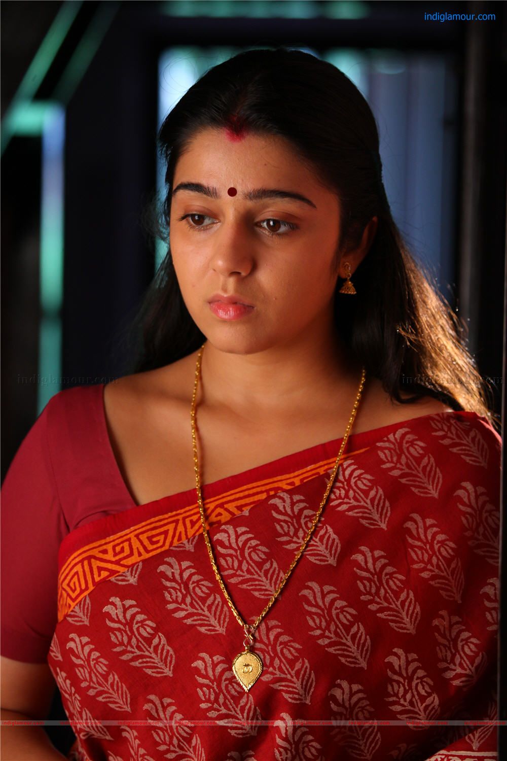 Latest Charmi Actress photo with stills, pics,images and pictures from indi...