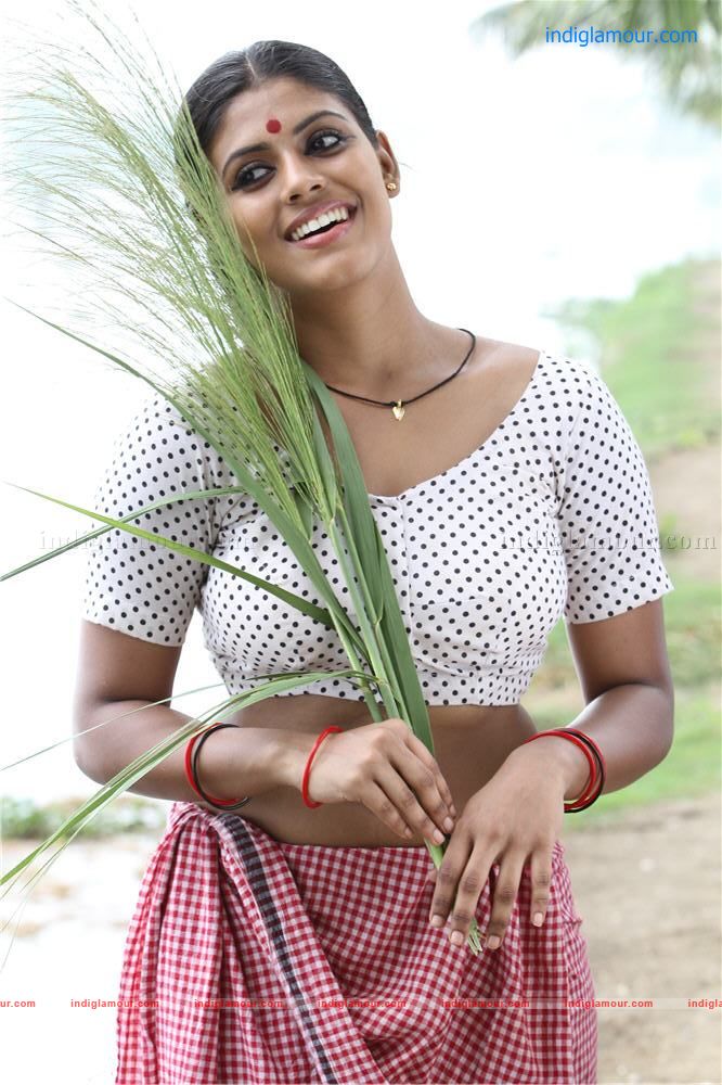 Iniya Actress hd photo