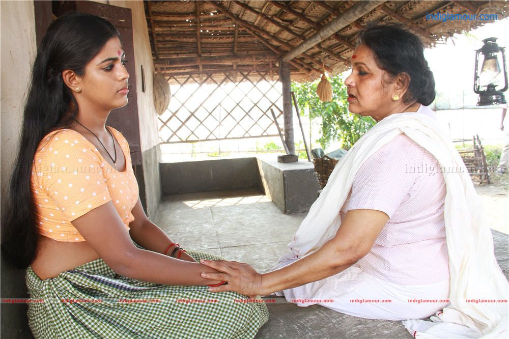 Iniya Actress hd photo