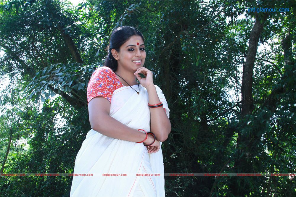 Iniya Actress hd photo