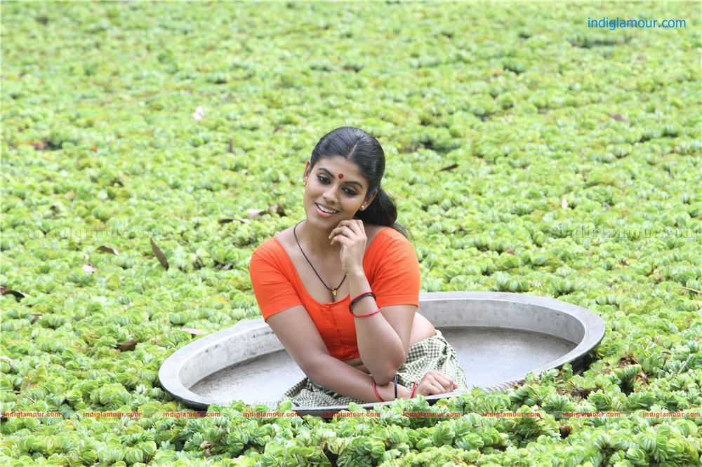 Iniya Actress hd photo