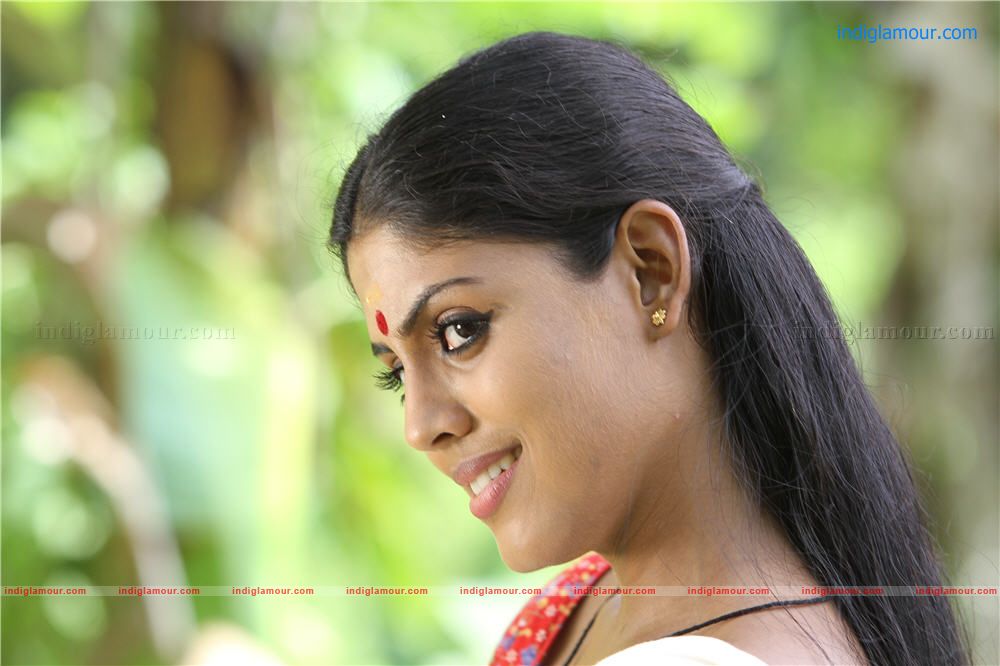 Iniya Actress hd photo