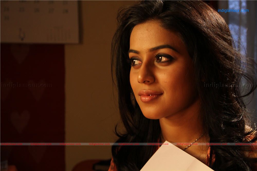 Poorna Actress hd photo