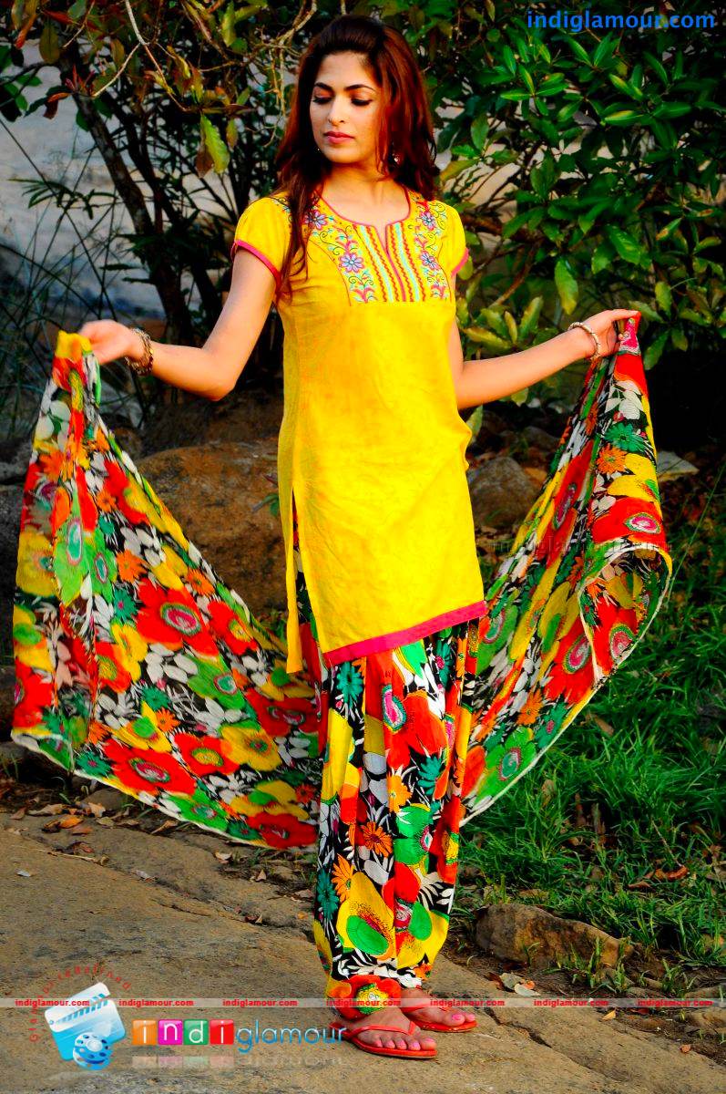 Parvathy Omanakuttan Actress hd photo