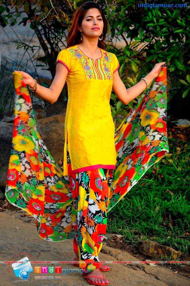 Parvathy Omanakuttan Actress hd photo