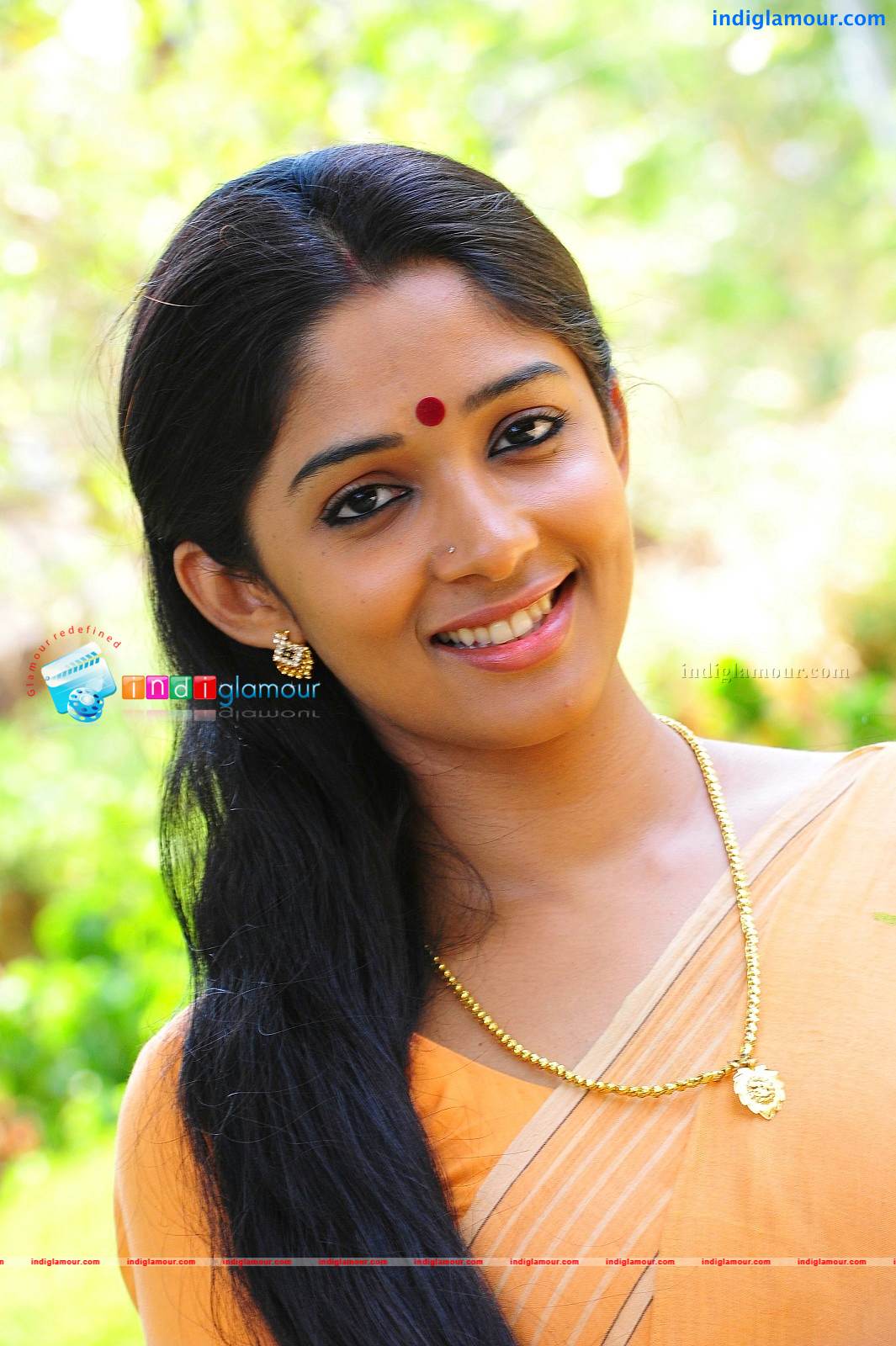 Nyla Usha Actress hd photo