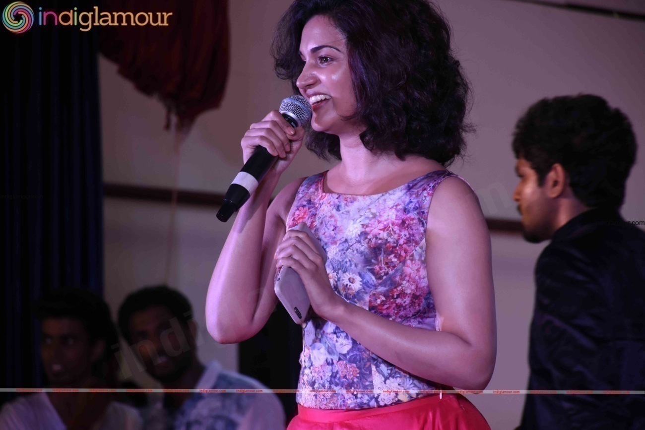 Honey Rose Actress hd photo