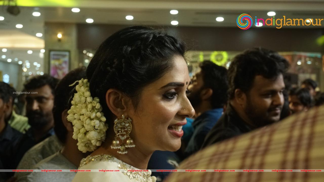Nyla Usha Actress hd photo