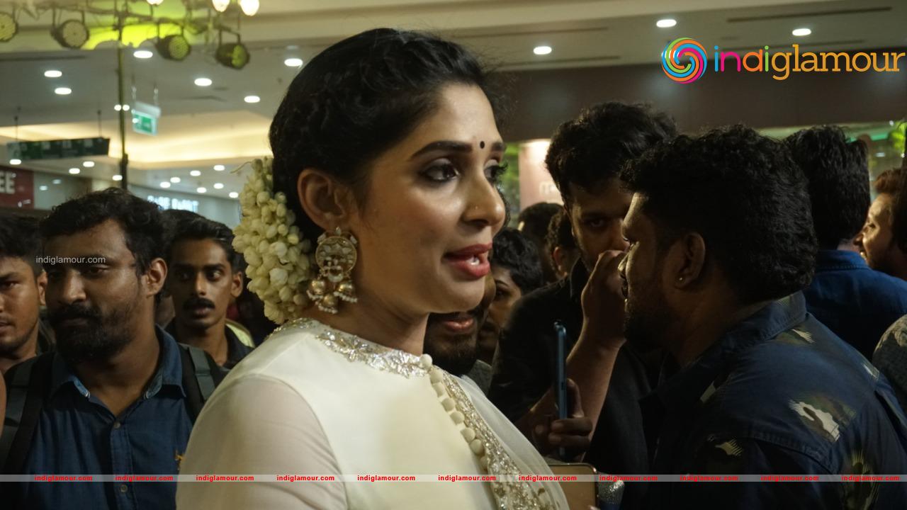 Nyla Usha Actress hd photo