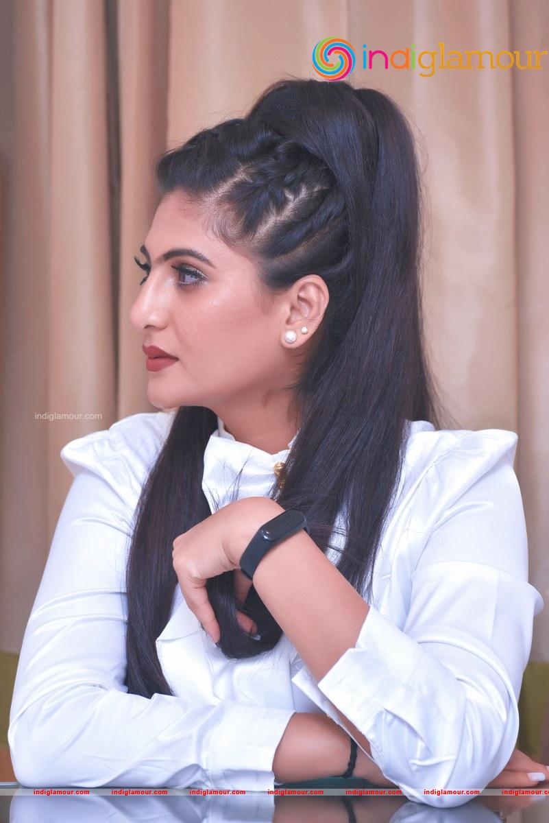 Neha Saxena Actress hd photo