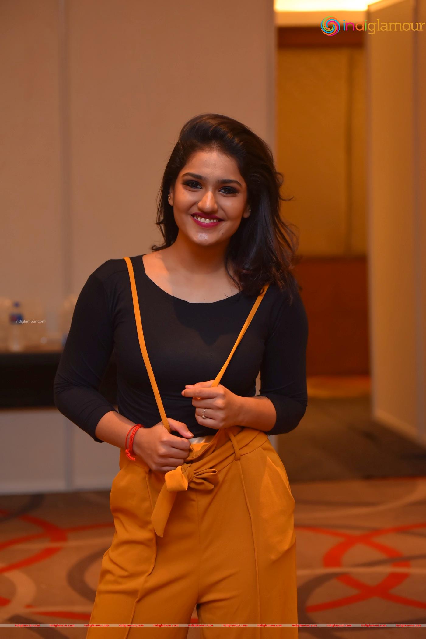 Saniya Iyappan Actress hd photo