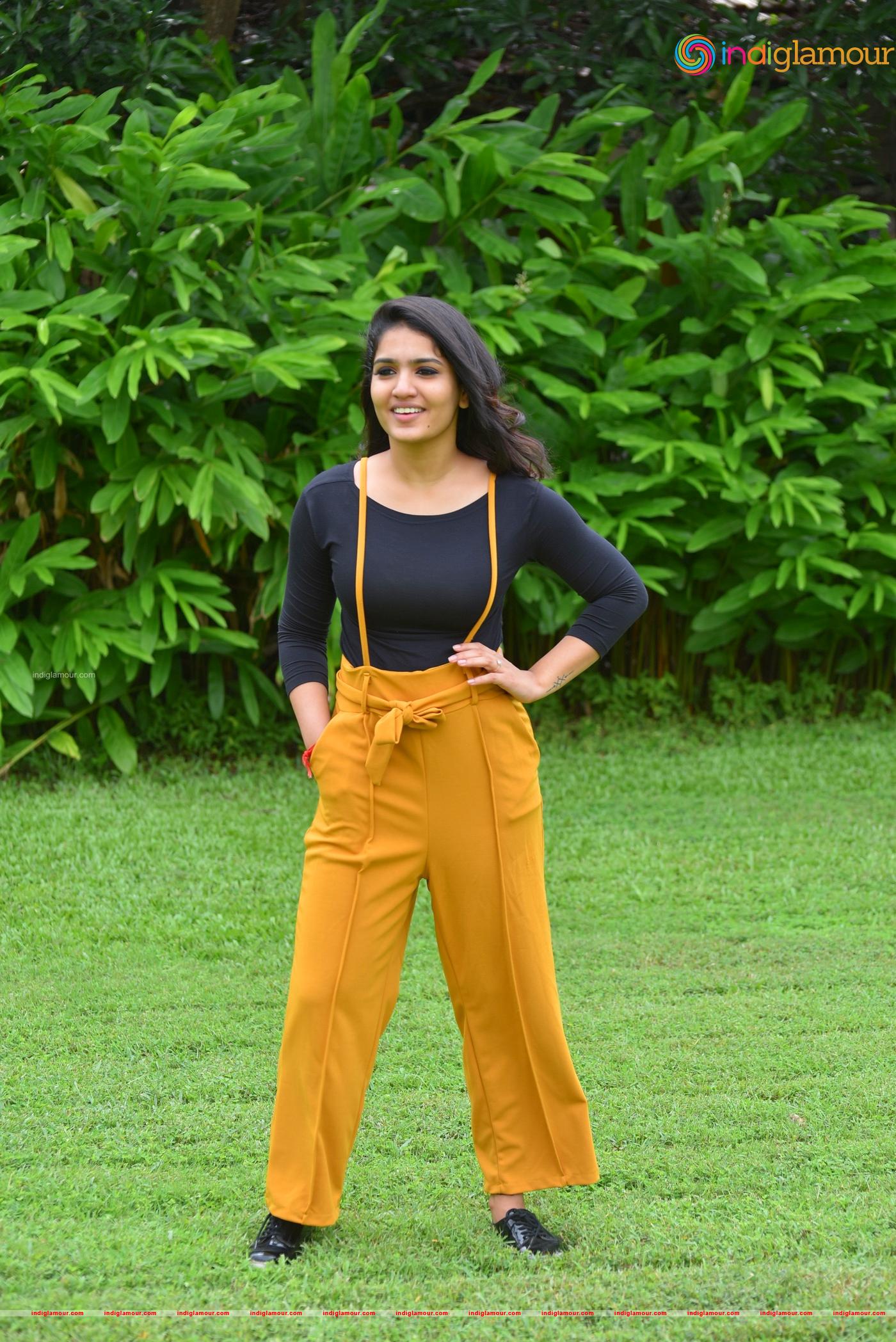 Saniya Iyappan Actress hd photo