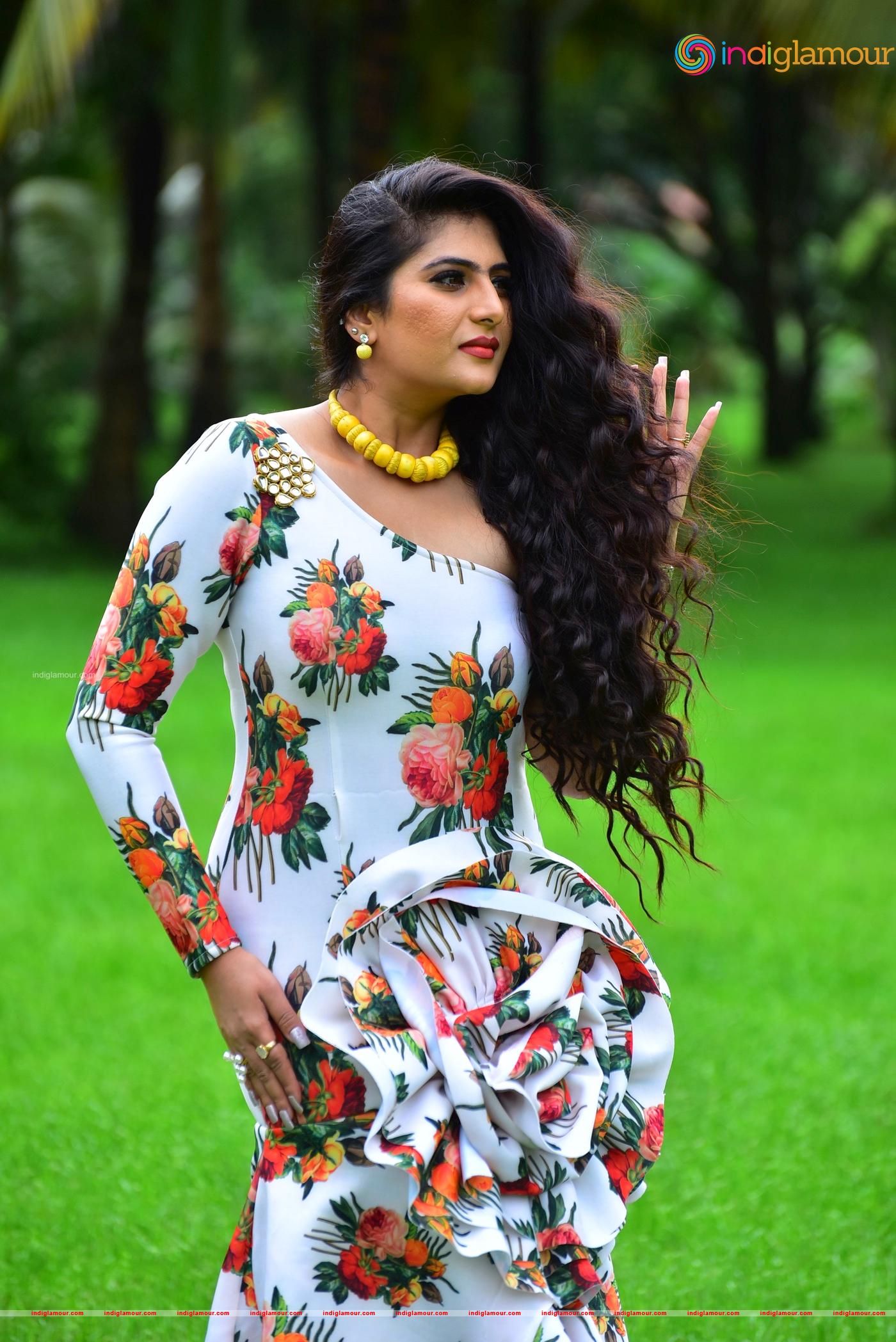 Neha Saxena Actress hd photo