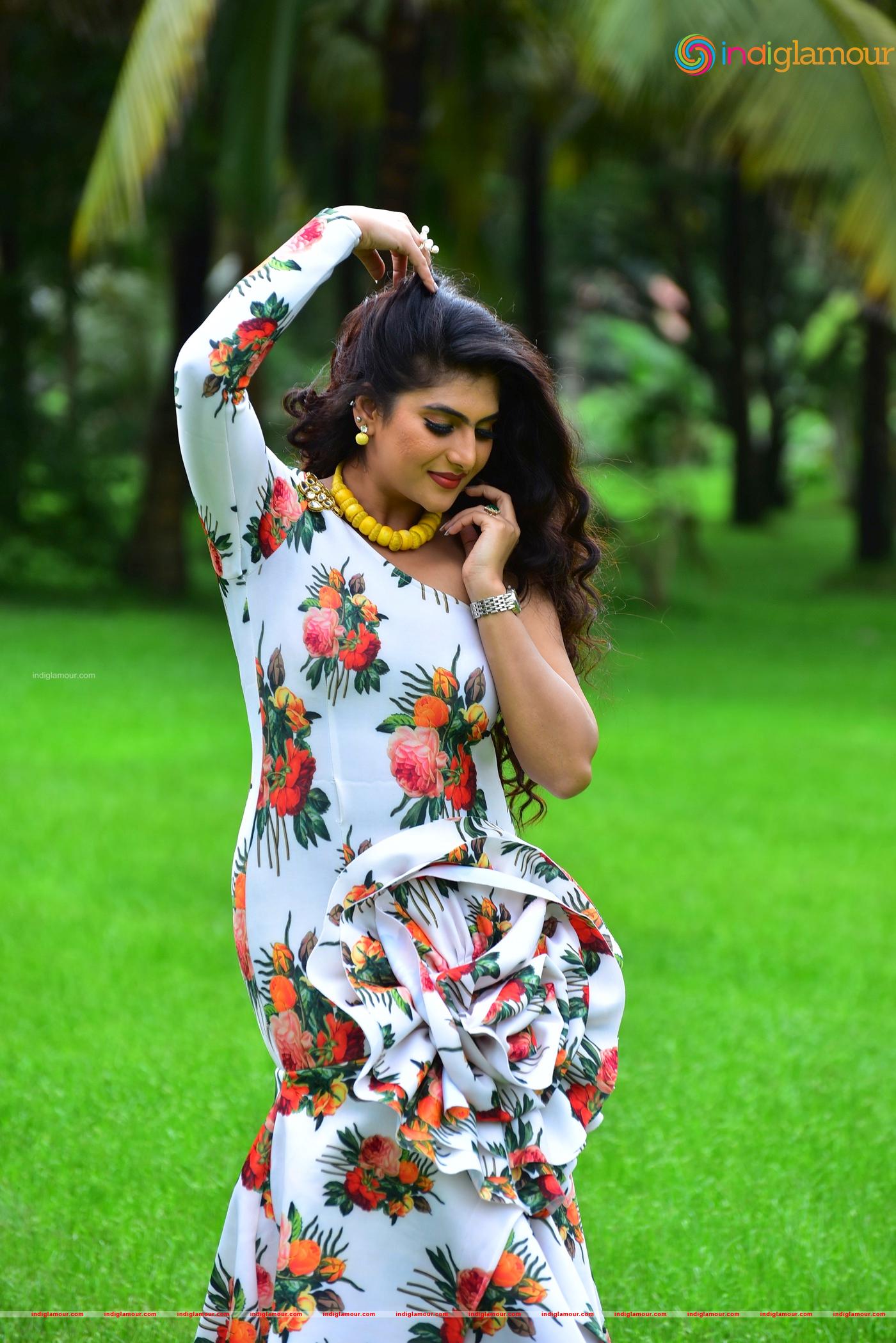 Neha Saxena Actress hd photo
