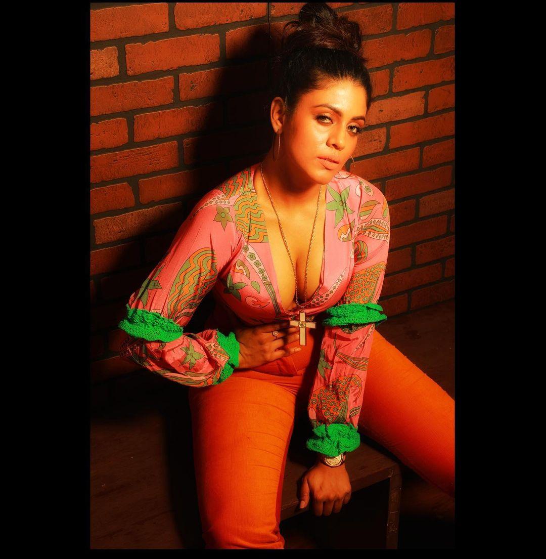 Iniya Actress hd photo