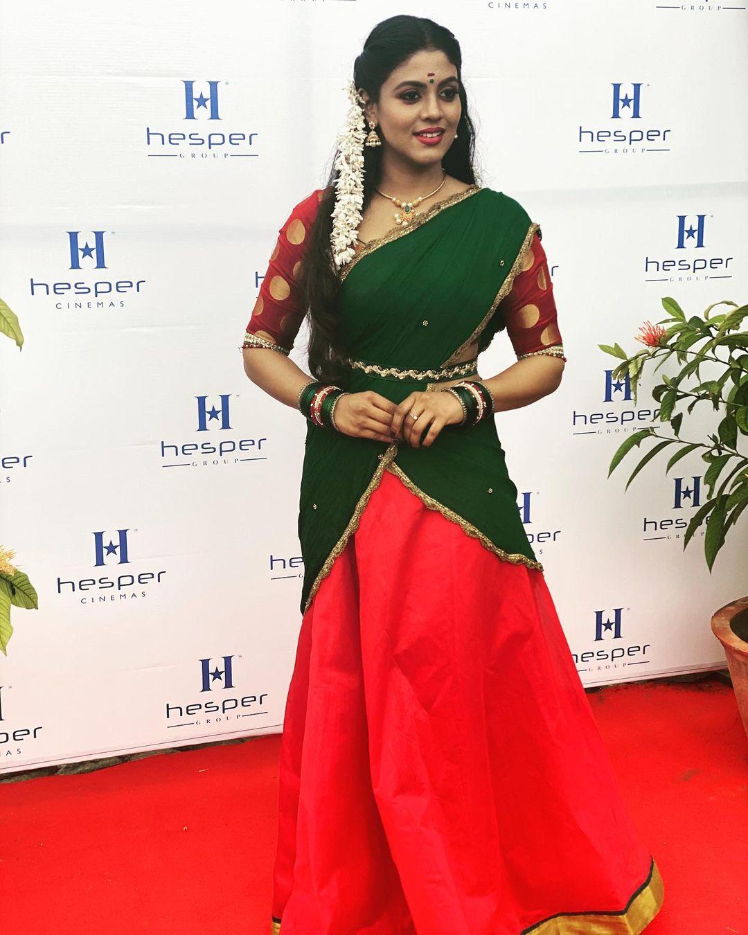 Iniya Actress hd photo