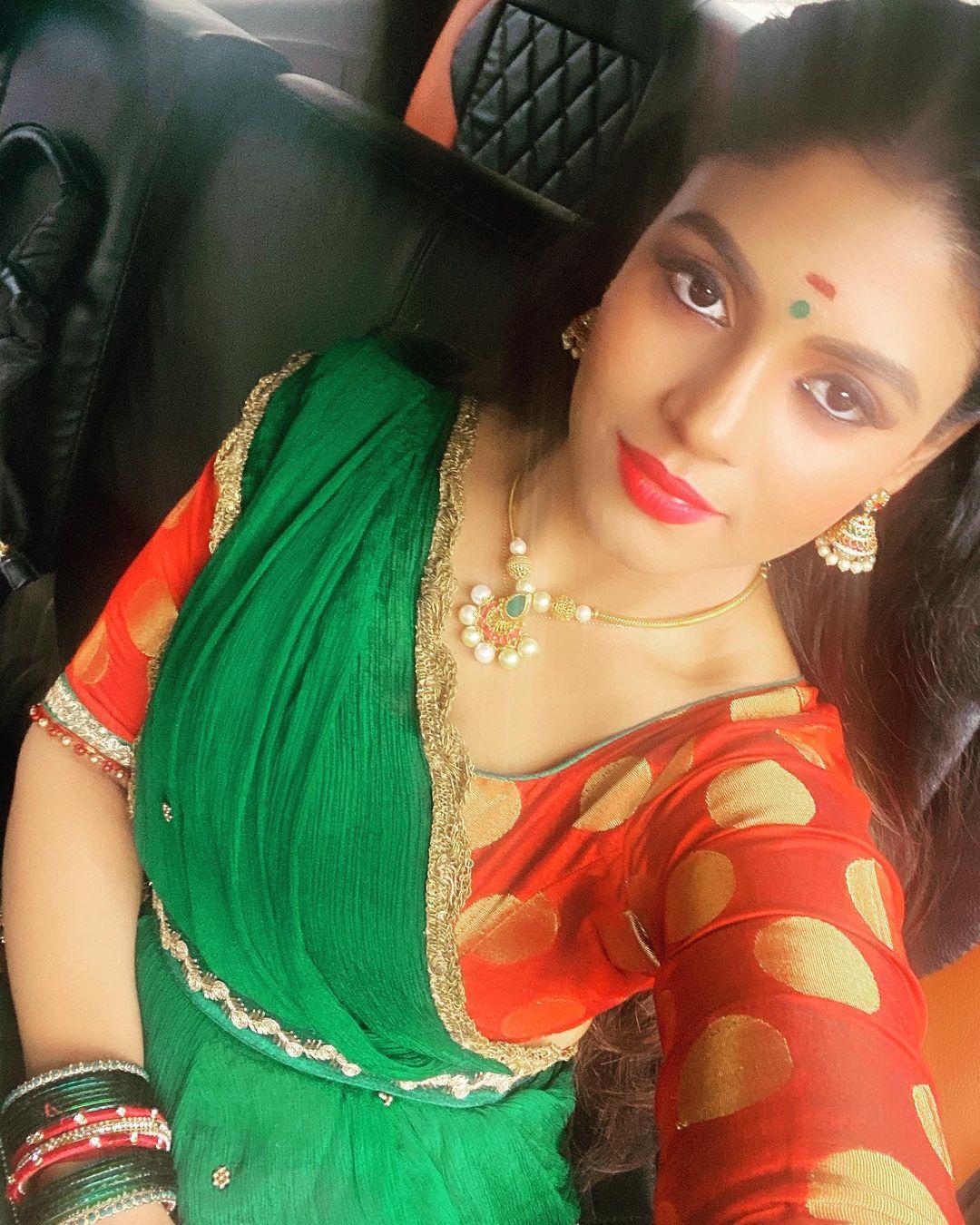 Iniya Actress hd photo
