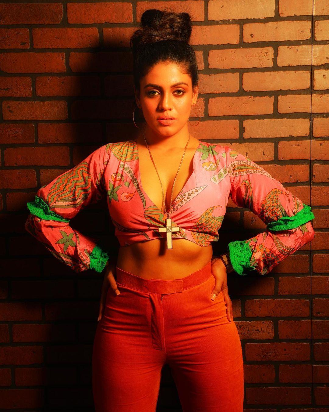 Iniya Actress hd photo