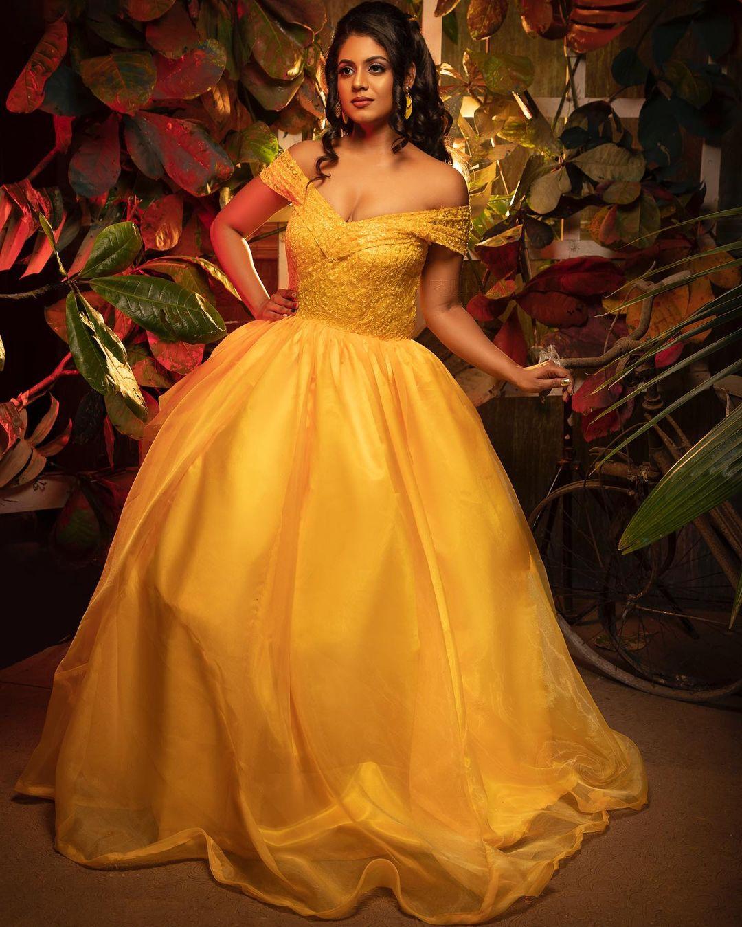 Iniya Actress hd photo