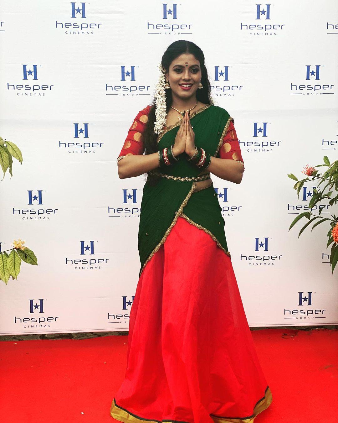 Iniya Actress hd photo