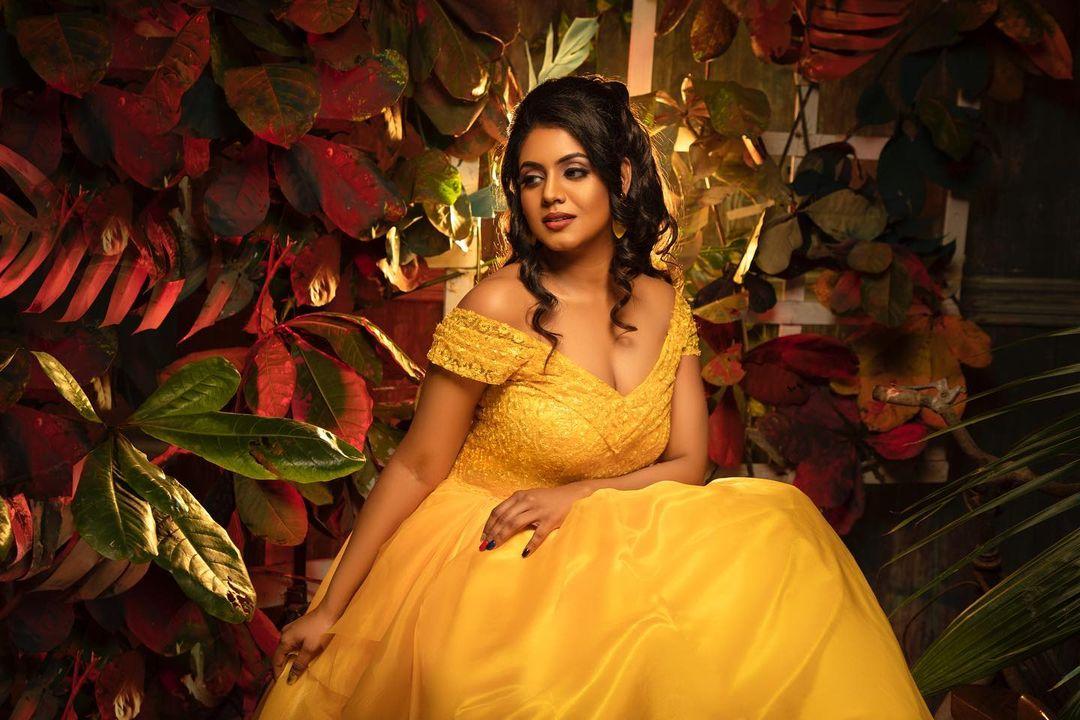 Iniya Actress hd photo